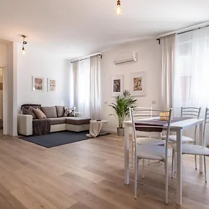 Opera & Expo Apartment